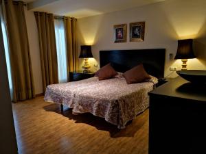 Postel nebo postele na pokoji v ubytování Hostal Tres Soles