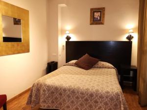 Postel nebo postele na pokoji v ubytování Hostal Tres Soles