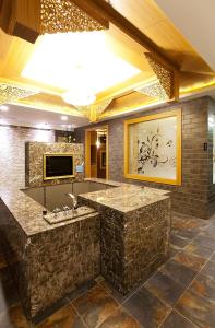 a large bathroom with a large marble counter top at Discovery Motel - Yanping in Taipei