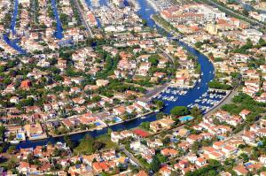 Výhľad na mesto Empuriabrava alebo výhľad na mesto priamo z vily