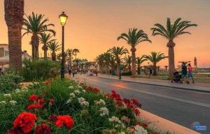 Сад в The little palace next to the sea