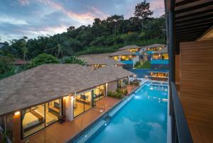 Utsikt mot bassenget på Cher​mantra​ Aonang​ Resort & Pool​ Suite eller i nærheten