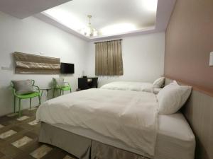 a bedroom with a large white bed and a table at 吉祥城堡 Propitious Castle B&B in Zhixue