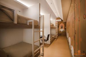 Ein Etagenbett oder Etagenbetten in einem Zimmer der Unterkunft Chiangmai Midpoint Activity Hostel