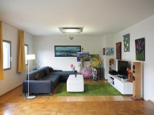 uma sala de estar com um sofá e uma mesa em Künstlerhaus Arthotel em Geislingen