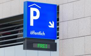 a blue sign on a pole next to a building at Hotel Luckys Inn in Hamburg