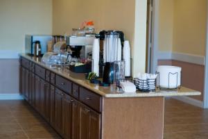 Kaffe- og tefaciliteter på Express Inn & Suites