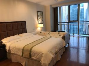 une chambre avec deux lits et une grande fenêtre dans l'établissement Qingdao Elegant Central Apartment, à Qingdao