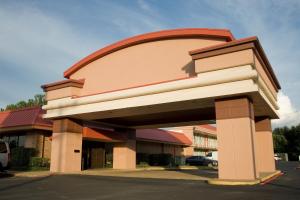a building with an arch over a parking lot at Express Inn & Suites in Palestine