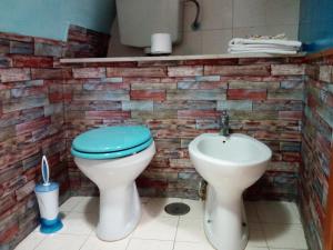 uma casa de banho com um WC e um lavatório em La Casetta em Nápoles