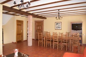 ジェステにあるComplejo rural La Tejera y El Pinicoのダイニングルーム(大きなテーブル、椅子付)