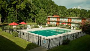 Bazén v ubytování Express Inn & Suites nebo v jeho okolí