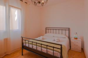 sypialnia z łóżkiem, oknem i żyrandolem w obiekcie Villas Guzman - Dora w mieście Calpe +13 zdjęć