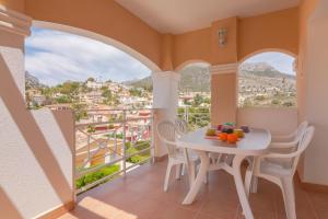 balkon ze stołem i krzesłami oraz widokiem w obiekcie Villas Guzman - Dora w mieście Calpe