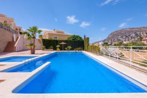 basen w willi z górą w tle w obiekcie Villas Guzman - Dora w mieście Calpe