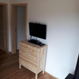 TV a/nebo společenská místnost v ubytování Chata Luční