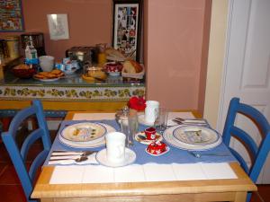 una mesa con platos de comida encima en B&B La Bedondaine, en Quebec