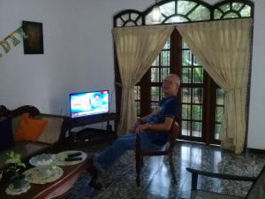 TV a/nebo společenská místnost v ubytování Kuma Beach side Villa