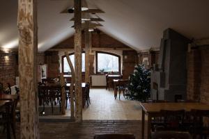 ein Esszimmer mit Tischen und einem Weihnachtsbaum in der Unterkunft Terra in Třinec