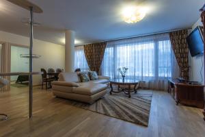 a living room with a couch and a table at Violetos Lux Apartamentai in Druskininkai