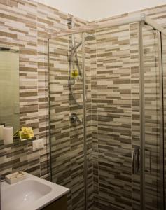 een badkamer met een douche en een wastafel bij Donna Laudonia in Altamura