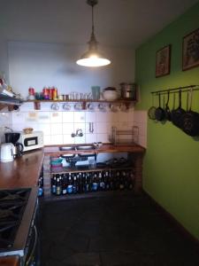 Kuchyň nebo kuchyňský kout v ubytování Bariloche Hostel