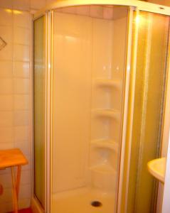 una ducha con estanterías vacías en el baño en B&B La Bedondaine, en Quebec
