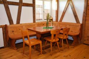 una sala da pranzo con tavolo e sedie in legno di Ribelhof ad Altstätten