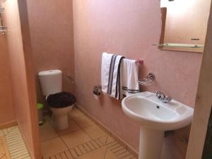 Un baño de ITRANE GUEST HOUSE 37 fotos más