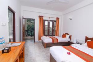 Postel nebo postele na pokoji v ubytování Hotel Chitwan Park Village