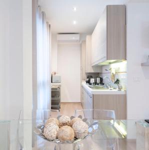una cocina con una mesa de cristal con algo de comida. en Nice & Cozy apartment, en Venecia 23 fotos más