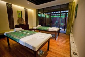 Postel nebo postele na pokoji v ubytování Ramada Resort by Wyndham Khao Lak