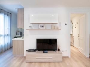 En TV eller et underholdningssystem på Nice & Cozy apartment