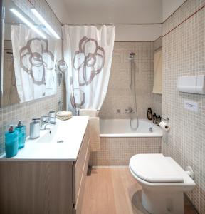 Un baño con lavabo, inodoro y bañera. en Nice & Cozy apartment, en Venecia