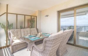 un salon avec une table et des chaises en osier dans l'établissement Villas Guzman - Apartamento LaJoya, à Calp