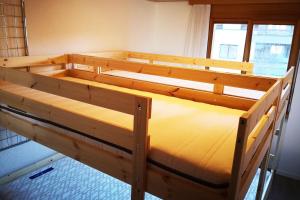 ein Paar Etagenbetten aus Holz in einem Zimmer in der Unterkunft Haus zur Tanne - CharmingStay in Flumserberg