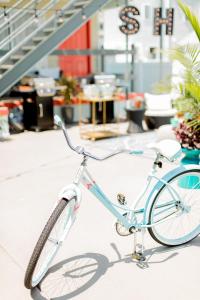 The Shore House في وايلدوود: دراجة زرقاء متوقفة في غرفة مع درج