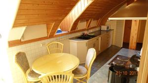 a small kitchen with a table and chairs in a room at Ferienwohnung mit Wasserbett FW3 in Saalfeld