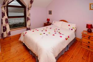 A bed or beds in a room at Cottage 108 - Cleggan