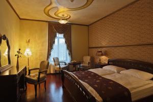 
A bed or beds in a room at Rubezahl-Marienbad Luxury Historical Castle Hotel & Golf-Castle Hotel Collection
