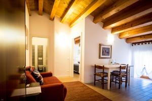 ein Wohnzimmer mit einem Sofa und einem Tisch in der Unterkunft Il Piccolo Principe B&B in Vittorio Veneto
