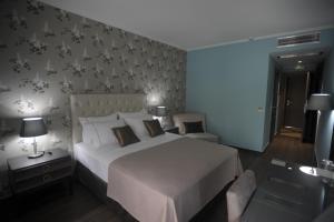Theasis Hotel Paramythia客房内的一张或多张床位