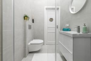 Bathroom sa City Center apartment by URBAN RENT