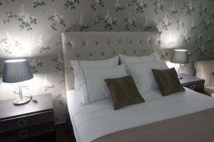 Theasis Hotel Paramythia客房内的一张或多张床位