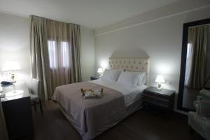 Theasis Hotel Paramythia客房内的一张或多张床位