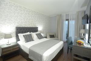 Theasis Hotel Paramythia客房内的一张或多张床位