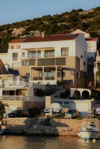 een groot gebouw met boten in een jachthaven bij Villa Pina Tisno in Tisno