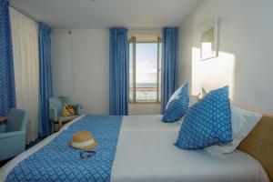 Ένα ή περισσότερα κρεβάτια σε δωμάτιο στο Hôtel Vacances Bleues Villa Caroline +60 φωτογραφίες