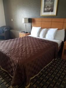 Postel nebo postele na pokoji v ubytování Americas Best Value Inn and Suites St. Cloud