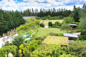 an overhead view of a garden with trees and a building at Les Carmes and spa in Le Thor